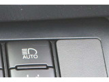 オートマチックハイビームとは、先行車や対向車のライトを認識し、ハイビームとロービームを自動で切り替える機能です。夜道の視界を確保します。詳細は販売店スタッフまでおたずねください。
