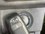 【キーフリーシステム】カバンやポケットに入れたままでもドアの施錠・解錠が可能なスマートキーを装備。エンジンのオン・オフ時もカギを取り出す必要が無いからとっても便利です♪