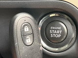 【キーレススタートシステム】カバンやポケットに入れたままでもドアの施錠・解錠が可能なスマートキーを装備。エンジンのオン・オフ時もカギを取り出す必要が無いからとっても便利です♪