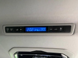 【リアオートエアコン】広い後部座席には必須の機能!風量や温度を自動で調整し前席と同様な車内環境にしてくれるリアオートエアコンを装備。夏の暑さも冬の寒さもストレスなく快適にお過ごしいただけます♪