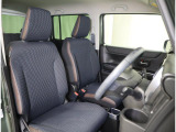 運転席はレザーのアクセントで上質な見た目に仕上げました。