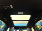 【大型サンルーフ】車内の解放感が一気に上がる大型のパノラマルーフ!季節を問わず開放的で快適なドライブをお楽しみいただけます。流通量も少なく希少価値の高い人気の装備です♪