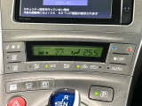 【オートエアコン】一度お好みの温度に設定すれば、車内の温度を検知し風量や温度を自動で調整。暑い&hellip;寒い&hellip;と何度もスイッチ操作をする必要はありません。快適な車内空間には必須の機能ですね♪