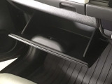 【グローブボックス】収納スペースがあるので車内が散らからずに助かります。ちょっとした物を入れるのにいいですね♪