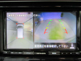 アラウンドビューモニター搭載。車体を4方向のカメラで「上から見下ろしたような映像」を映します。車庫入れが苦手な方も映像サポートでラクラク駐車できます。