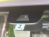 【ホンダセンシング】走行中に前方の車両等を認識し、衝突しそうな時は警報とブレーキで衝突回避と被害軽減をアシスト。より安全にドライブをお楽しみいただけます。