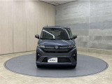 お車購入のポイントとなるフロントマスクです!シャープな目つきが印象的なデザインのヘッドランプです。