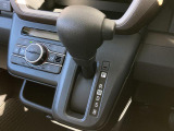 操作し易いインパネシフト、滑らかな加速のCVTで燃費も良いですよ。