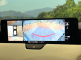 【360&deg;ビューモニター】専用のカメラにより、上から見下ろしたような視点で360度クルマの周囲を確認することができます☆死角部分も確認しやすく、狭い場所での切り返しや駐車もスムーズに行えます。
