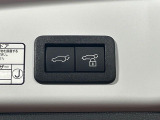 【パワーバックドア】スマートキーや運転席のボタンを押すだけでリアゲートが自動で開閉します!荷物を持っている時や、高い位置にあるバックドアを閉める際に便利な機能です♪