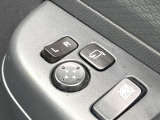 【電動格納ミラー】サイドミラーは電動格納式となっており、狭い駐車場でもキズがつくリスクを抑えられます。