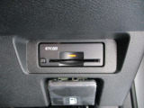 高速道路の料金所もノンストレスでスムーズに通過できるETC2.0。スマートなビルトインタイプ!