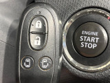 【キーレススタートシステム】カバンやポケットに入れたままでもドアの施錠・解錠が可能なスマートキーを装備。エンジンのオン・オフ時もカギを取り出す必要が無いからとっても便利です♪