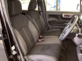 フロントは助手席と繋がったベンチシートです。