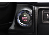 キーレスアクセス&プッシュスタート。アクセスキーを携帯していればドアのロック/アンロックはドアノブに触れるだけでOK。エンジンスタートはこのボタンをワンプッシュ。