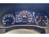 CX-30のスピードメーターは、7インチTFTカラー液晶を採用した中央のデジタル表示が特徴で、シンプルで高精細なデザインを採用し、速度、タコメーター、インフォメーション情報を表示します