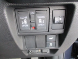 パワースライドドアは運転席にあるスイッチによる操作も可能です。パワーテールゲートボタンや、ETCカードの挿入口もここにあります。