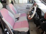 ●専用ソフトレザー調/トリコットコンビシート(ステッチ付)。かわいい車内!ベンチシートとひじ置きがうれしい!