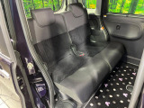 後部座席も気になるようなキズ・汚れやへたり等、大きなダメージはなく、良好な状態です。
