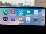 お手元のスマートフォンと接続して頂く事で使用可能な「Apple CarPlay/Android Auto」電話の応答は勿論、メッセージの受信やLINE、音楽接続からナビアプリの使用まで幅広く活躍致します。
