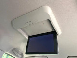 【フリップダウンモニター】大画面モニターで後席でもエンタメをお楽しみいただけます。小さなお子様にも大人気の装備です♪