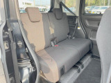 後部座席も気になるようなキズ・汚れやへたり等、大きなダメージはなく、良好な状態です。