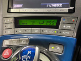 【オートエアコン】一度お好みの温度に設定すれば、車内の温度を検知し風量や温度を自動で調整。暑い&hellip;寒い&hellip;と何度もスイッチ操作をする必要はありません。快適な車内空間には必須の機能ですね♪