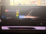 【ナビ純正】ワイドコントールディスプレイは、画面内に多数の情報を表示する事が可能です。センターコンソールiDriveコントローラー操作だけでなく、タッチパネルでの操作も可能となっております。