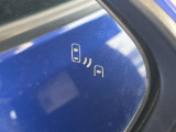 【ブラインドスポットモニター】走行中、ドアミラーの死角になりやすい箇所に後続車が接近するとサイドミラーのレンズに警告を表示!ドライバーに注意喚起をしてくれます。