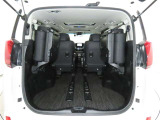 大きな開口幅で荷物を出し入れしやすいのが魅力のラゲージスペースです!リヤシートのシートバックの工夫で、更に積載容量が広くなり、よりたくさんの荷物の収納・長尺の荷物の収納が可能になります♪