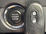 【キーレススタートシステム】カバンやポケットに入れたままでもドアの施錠・解錠が可能なスマートキーを装備。エンジンのオン・オフ時もカギを取り出す必要が無いからとっても便利です♪