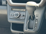 操作し易いインパネシフト、滑らかな加速のCVTで燃費も良いですよ。