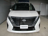 ■フロントマスクの大きなVモーショングリルは日産らしさを引き立たせてくれます。