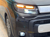 【LEDヘッドライト】悪天候や夜間走行時も良好な視界を確保し安心して運転できる高輝度LEDヘッドライトを装備!点灯速度が早く、消費電力も抑えられています。