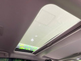 【パノラマルーフ】大型のガラスルーフ搭載で車内の解放感が一気にアップ!開放的なドライブをお楽しみいただけます。