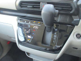 使い勝手の良い位置に配置された操作性の良いシフトレバーになってます。