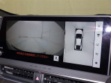 パノラミックビューモニターを装備。駐車場や交差点でクルマを真上から見るように周囲を確認できます。機能の詳細は販売店スタッフまでおたずねください。