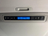 【リアオートエアコン】広い後部座席には必須の機能!風量や温度を自動で調整し前席と同様な車内環境にしてくれるリアオートエアコンを装備。夏の暑さも冬の寒さもストレスなく快適にお過ごしいただけます♪