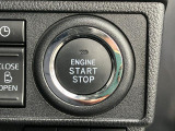 キーフリーシステムなので、エンジンスタートはブレーキペダルを踏みながらボタンを押します。鍵が運転席周りにあることが条件で、鍵をさしたり抜いたりする必要がありません。