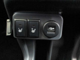 運転席&助手席シートヒーター採用!横にはUSBポートが設置されています。