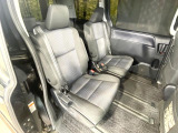 後部座席も気になるようなキズ・汚れやへたり等、大きなダメージはなく、良好な状態です。