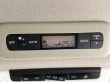 【リアオートエアコン】広い後部座席には必須の機能!風量や温度を自動で調整し前席と同様な車内環境にしてくれるリアオートエアコンを装備。夏の暑さも冬の寒さもストレスなく快適にお過ごしいただけます♪