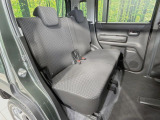 後部座席も気になるようなキズ・汚れやへたり等、大きなダメージはなく、良好な状態です。