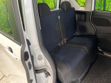 後部座席も気になるようなキズ・汚れやへたり等、大きなダメージはなく、良好な状態です。
