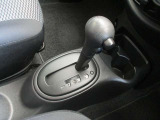 フロアタイプシフトレバー(オーバードライブ機能付)。シフトレバー前方にドリンクホルダー&times;2有。