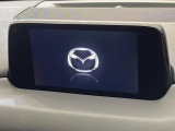 【マツダコネクトナビ】車内の雰囲気にマッチした一体型タイプのナビ。各種車輌設定やBluetooth再生等、様々な機能が楽しめます。直感的なダイヤル操作が可能で、使い勝手も良好です。