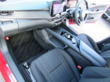 助手席も足元が広く、リラックスしてドライブが出来ます!