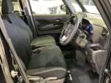 運転席はほどよくホールド感のある形状をしておりますので、運転がし易いです!