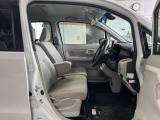 運転席の足元は広々としており、座席は大きく前後にスライド出来るので自分に合ったポジションで運転する事が出来ます。アクセルやブレーキにクセもなくとても運転のしやすい車両です。