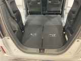 後席背もたれを倒せばちょっと大きめの荷物や長いものを積みたい時に便利です。